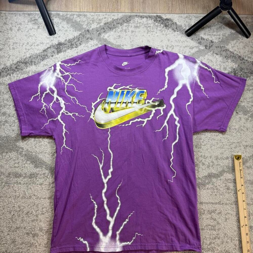 Nike Max 90 World Order Men’s Lightning Crewneck Shirt Size Small DZ3056-570